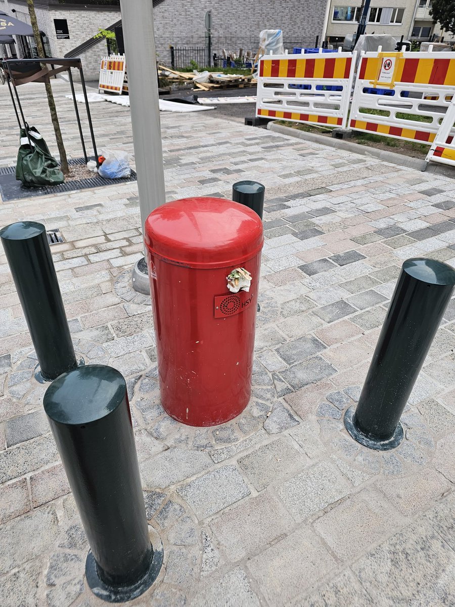 hannagee1's tweet image. Siltasaarenkatu, tuo Lyyran läpi tehty hieno terassikatu odottaa roskiksia, jotka ovat joko unohtuneet asentaa kymmenien pyörätelineiden myötä tai sitten niitä ei ole edes suunniteltu laitettaviksi. No, mitäpä tekee kulkija roskilleen -työntää ne @hsy_fi vesipostin reikään.