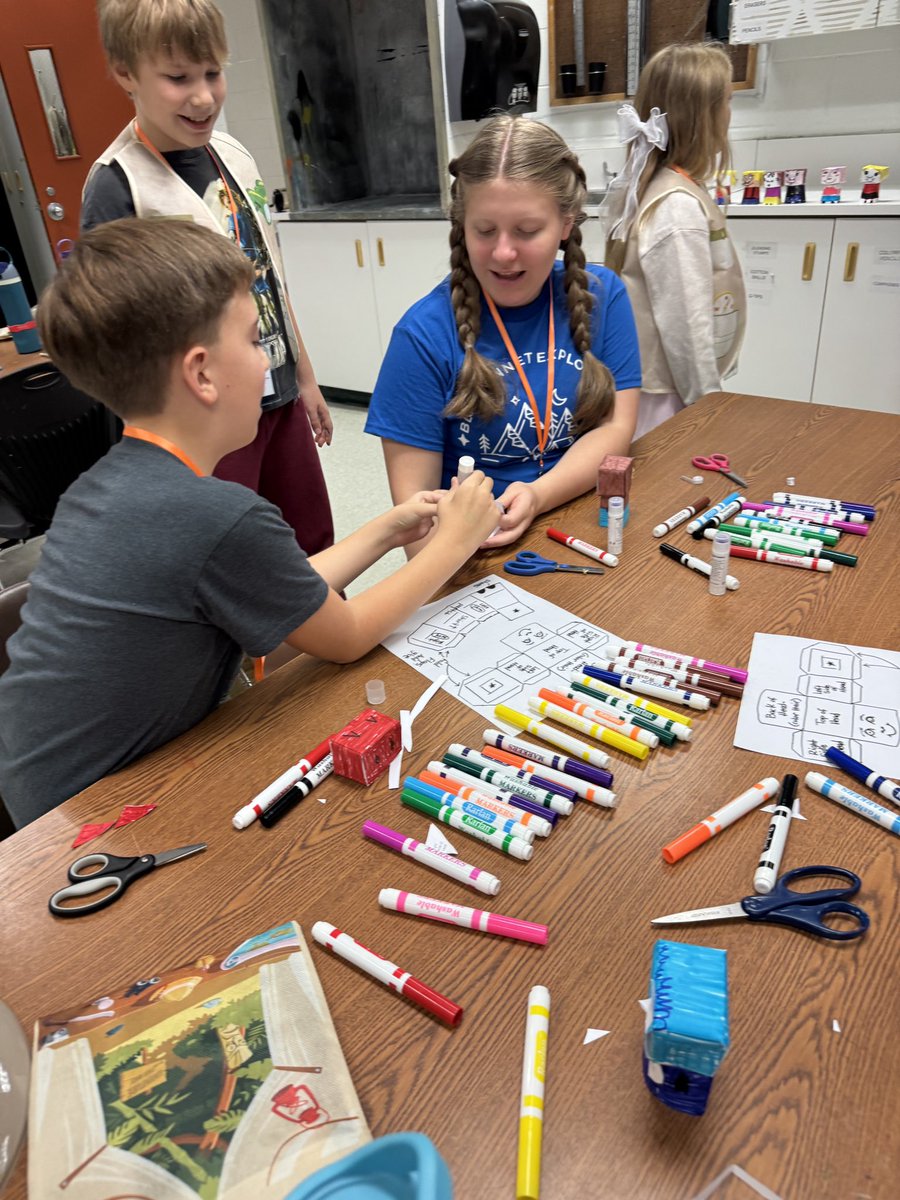 KrystleWright's tweet image. The Bluebonnet Explorers Camp’s Counselors help was greatly appreciated in the Art room! @MoliverMediaSp @HumbleISD_RMS @HumbleISD_WMS @HumbleISD @VisualArtHumble @HumbleISD_Arts