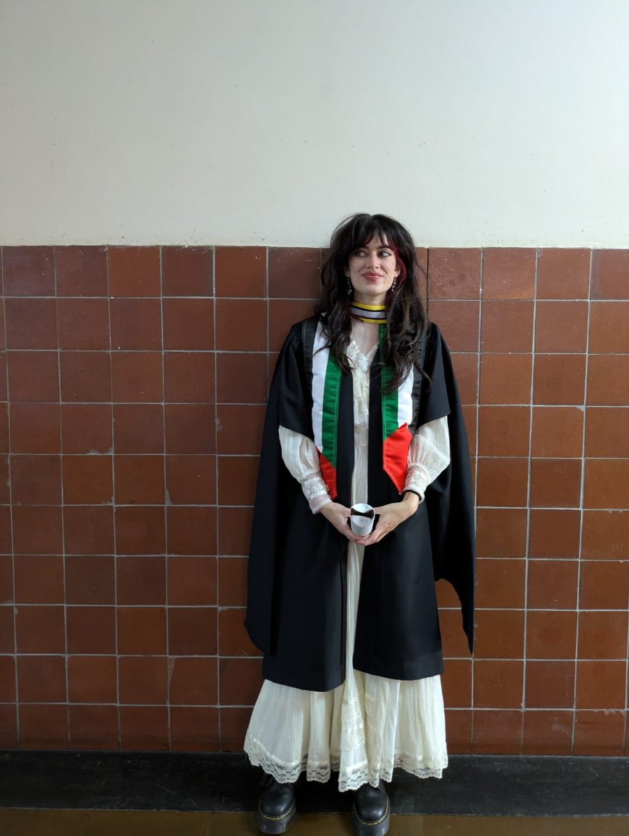 BreakinBahiyya's tweet photo. play your graduation by modern baseball https://t.co/2jhPn2gur0