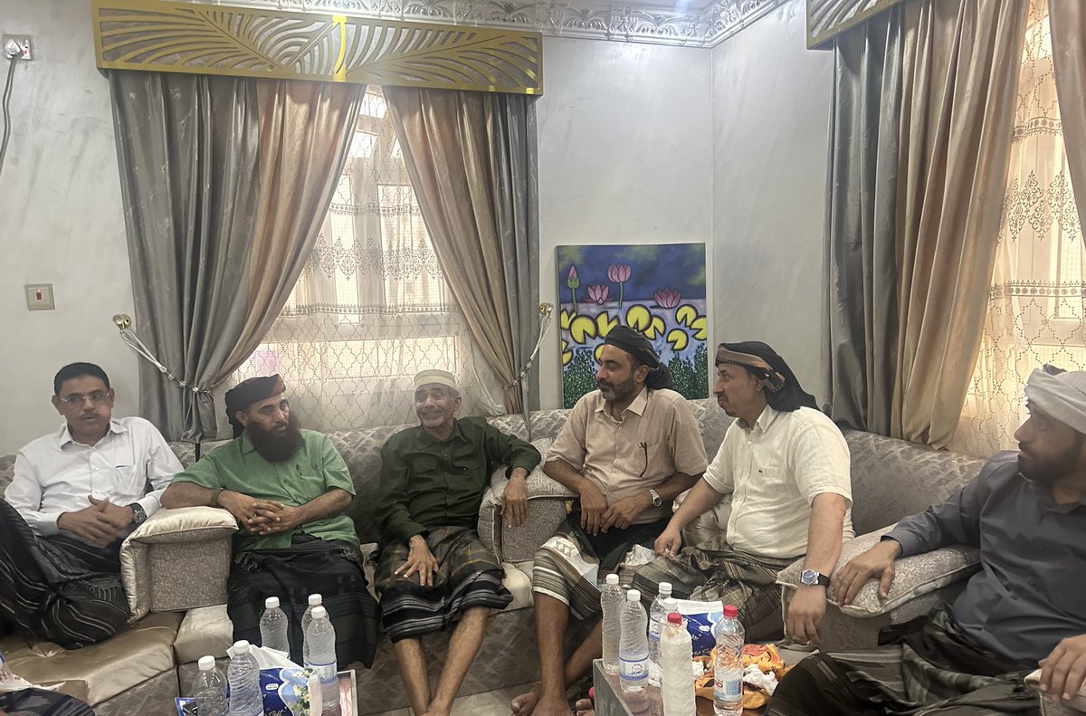 تشرفت اليوم برفقة عدد من رفاق السلاح وزملاء ميادين الشرف بزيارة الفريق الركن محمود الصببحي في منزلة بحضور العميد حمدي شكري قائد اللواء ثاني عمالقة وجدنا الفريق الصبيحي كما عهدناه البطل الصلب صاحب الاطلاع والذاكرة والعمق الوطني الاستراتيجي واخذنا جميعا من نصائحه وتوجيهاته واستفسر