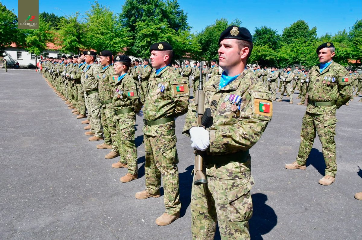 Exercito_pt's tweet image. 📢 O Regimento de Infantaria N.º 13, em Vila Real, acolheu a Cerimónia de Entrega do Estandarte Nacional que acompanhou a 6.ª Força Nacional Destacada na Roménia.
#ExércitoPortuguês #6FNDROU