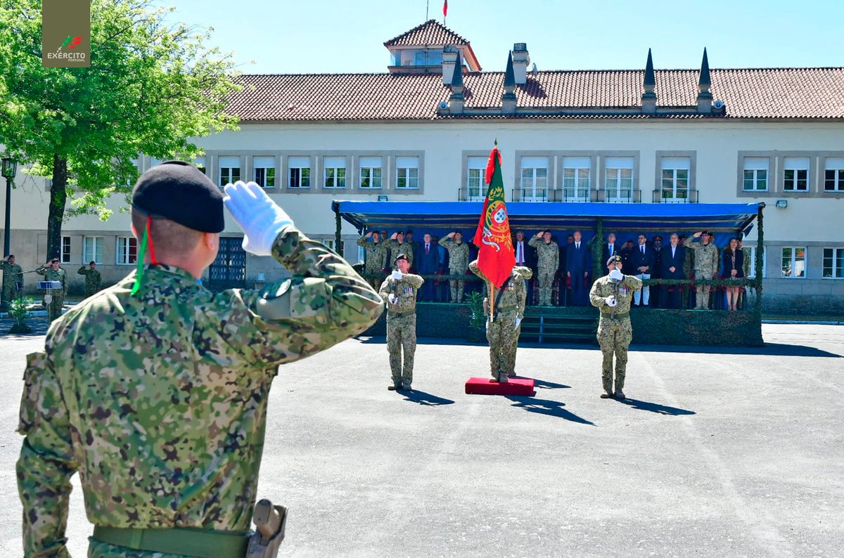 Exercito_pt's tweet image. 📢 O Regimento de Infantaria N.º 13, em Vila Real, acolheu a Cerimónia de Entrega do Estandarte Nacional que acompanhou a 6.ª Força Nacional Destacada na Roménia.
#ExércitoPortuguês #6FNDROU