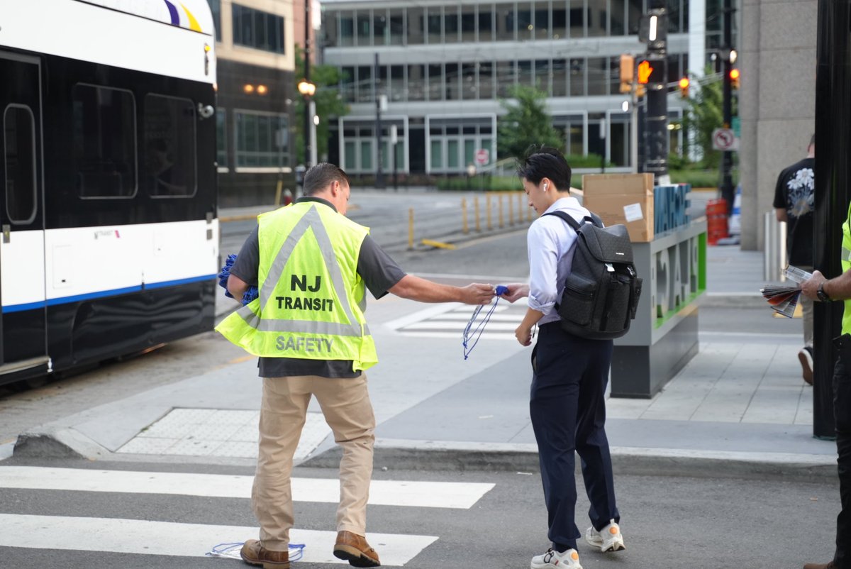 NJTRANSIT_HBLR's tweet image. Today, NJ TRANSIT safety personnel were out encouraging customers to stay safe at grade crossings at Exchange Place! Always obey signals, never stop on tracks & stay alert!
For more safety tips, visit njtransit.com/safety