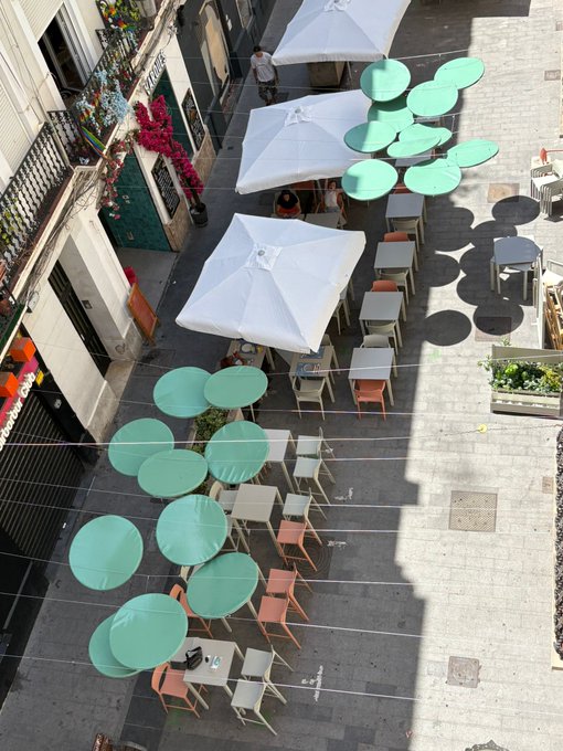 ADCV_com's tweet image. Definir un modelo de 'ECOTerrazas Sostenibles' fue el reto lanzado hace un año al sector del diseño por el @AjuntamentVLC. Hoy, se ha presentado el piloto, en Russafa, concebido por nuestro socio Odosdesign y fabricado junto a empresas de Comunitat Valenciana