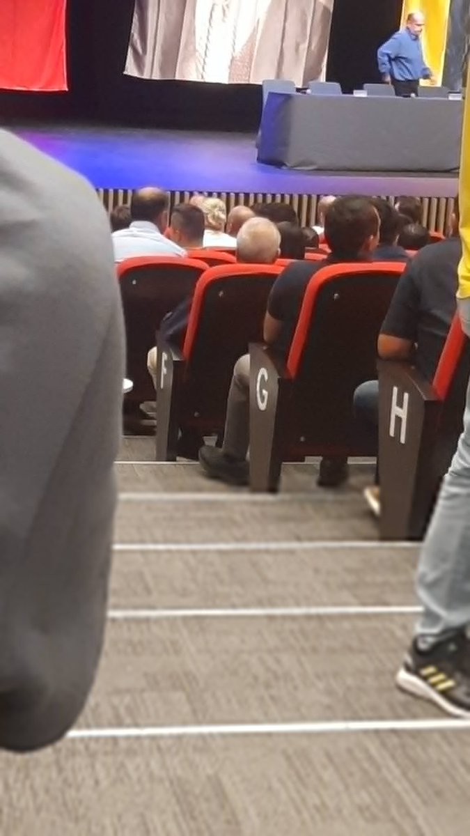 Aziz Babanın oturduğu koltuk bile F.