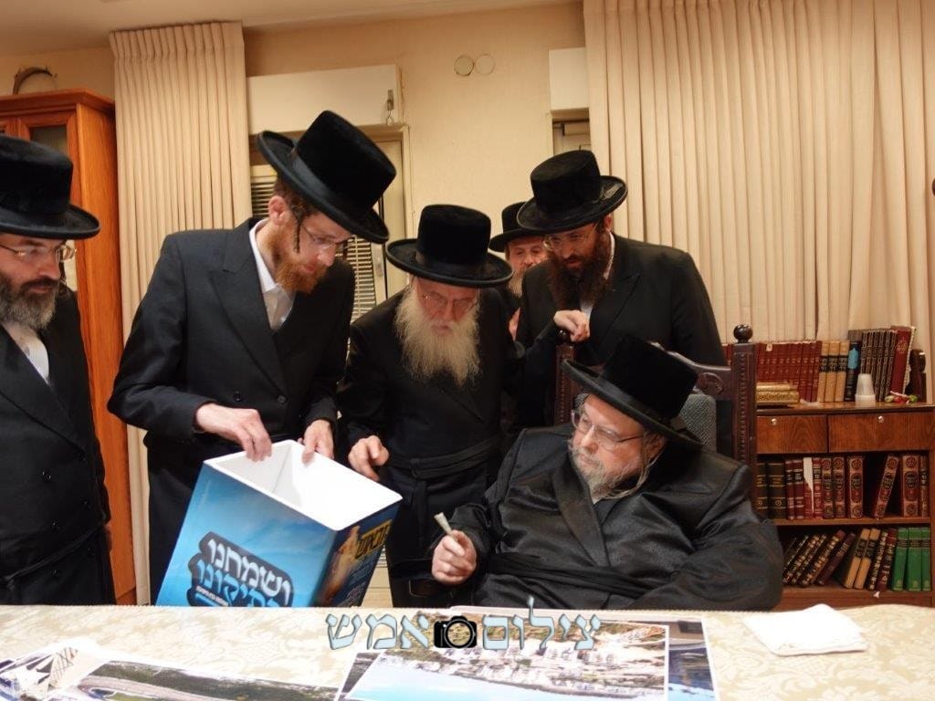 moshe_nayes's tweet image. האדמו"ר מבעלזא בפתיחת המגבית עבור רכישת בניין חדש וענק עבור ישיבה לצעירים דחסידי בעלזא בלונדון, לידי העסקן הרב שלמה שוק