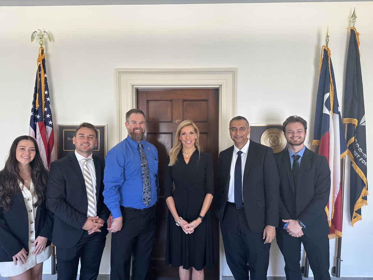 RepBethVanDuyne's tweet image. It was great to chat with a group of physical therapists from North Texas during their visit to Washington! We discussed access to physical therapy care and the burdensome regulations that many PT clinics are facing.