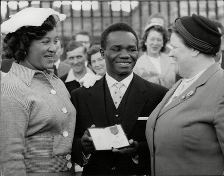 Liverpool1207's tweet image. Nigerian boxer Hogan 'Kid' Bassey moved to Liverpool in 1951. On 22nd July 1958 he received the M.B.E., on the same day as Matt Busby.
Bessie Braddock would go to meet him 🥊