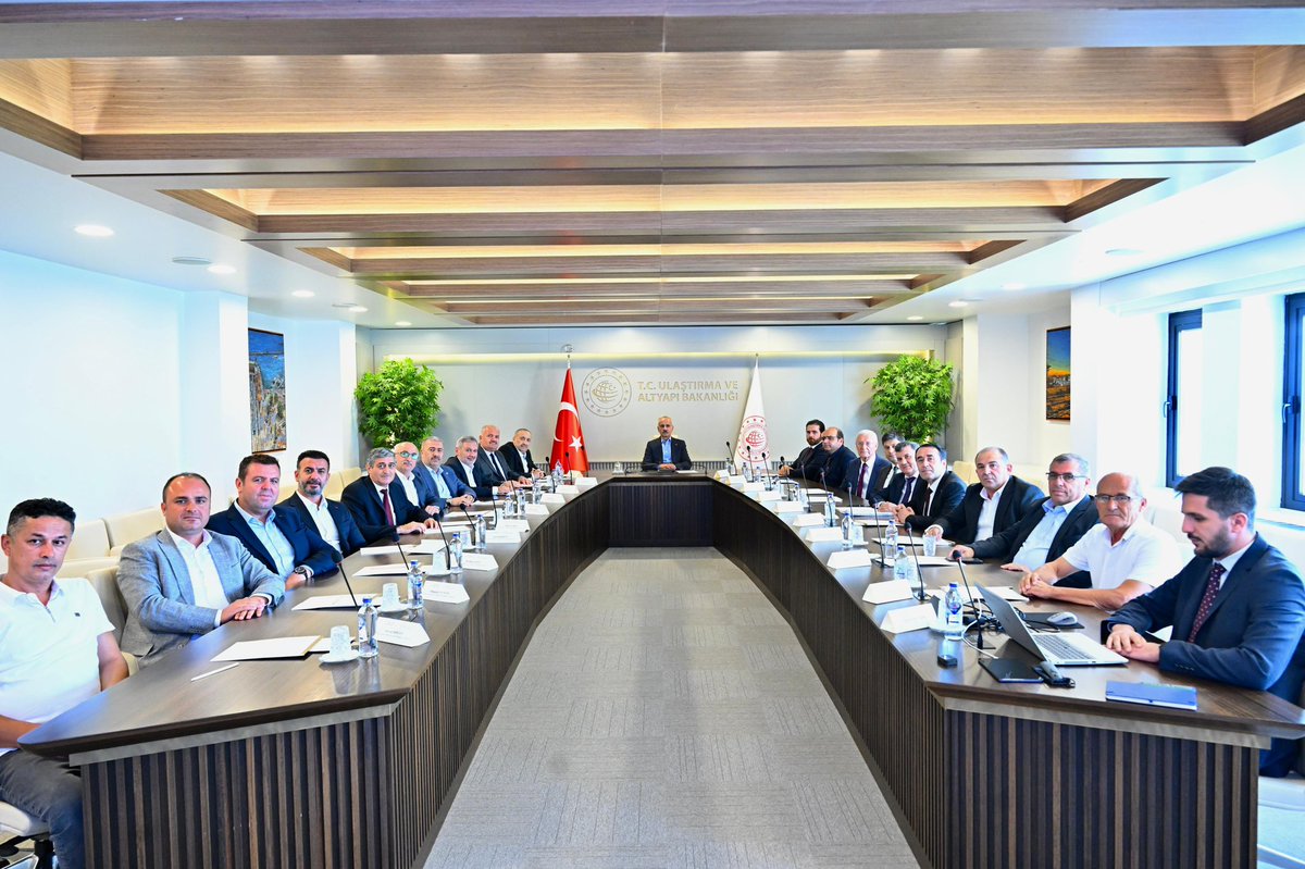 Tüm Havalimanları Taksi Motorlu Taşıtlar Kooperatifi heyetini Bakanlığımızda bir araya geldik.

Ulaşımın son halkası olan taksi hizmetlerinde kalite ve güvenliği artırmak için sektör temsilcilerimizle istişare ettik.

Vatandaş memnuniyetini önceleyen, güçlü bir ulaşım altyapısı
