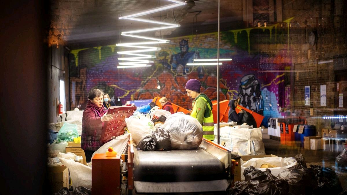 DIY plastic recycling made easy: How a global community is fighting plastic pollution | Euronews buff.ly/4bJC22Y