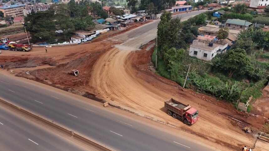 kenyadigital_tv's tweet photo. @Gideon_Kitheka 🚧 The Gitaru Interchange in Kikuyu, Kiambu County is progressing steadily — a big step toward easing traffic on the Nairobi–Nakuru Highway.

#RutoDelivers #KaziInafanyika #GOKThisWeek #InfrastructureKE #TrendingKenya #KenyaDevelopment #KeNHA https://t.co/tMtOYjYfYC