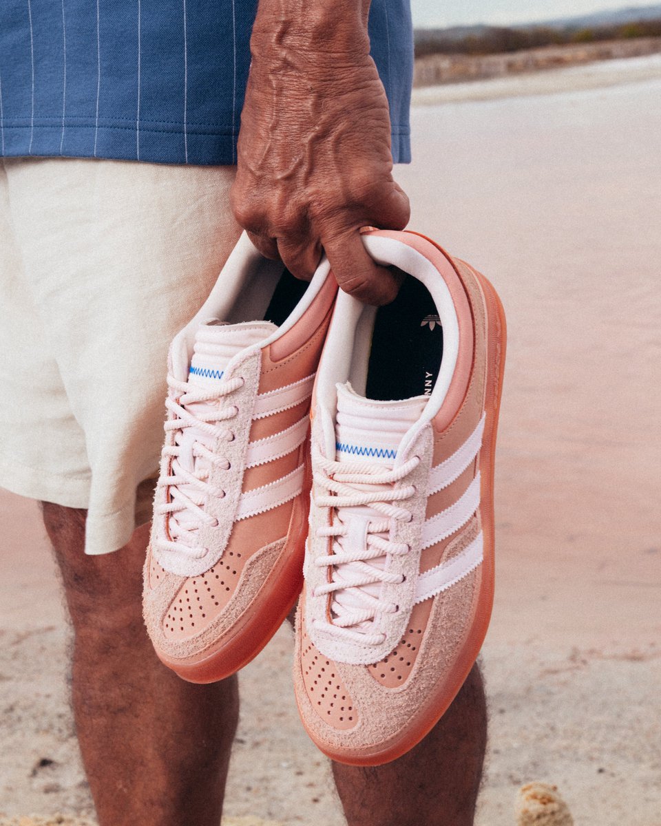 adidas para Bad Bunny

Serves as a love letter to the island that shaped him, highlighting places that deserve global recognition beyond the well-known streets of San Juan. Rooted in Benito’s deep affection for his homeland, the Gazelle City Series brings Puerto Rico’s vibrancy