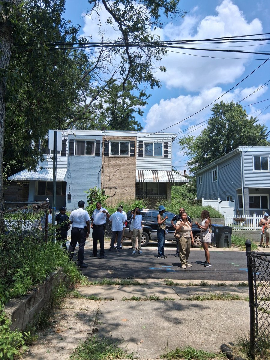 Stamper4DC's tweet image. Big thanks to @CMWendellFelder @AnitaBondsDC @CM_McDuffie & @CMCHenderson office for joining today’s Jay St Safety Walk. 🙏 Shoutout to MPD Sgt Cephas, officers, Commissioner Brian Glover, Mr Douglas, Ms Chandler & all residents. #Ward7 #CommunitySafety