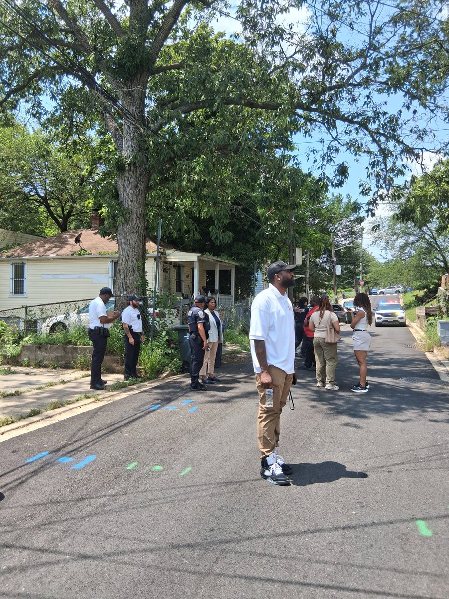 Stamper4DC's tweet image. Big thanks to @CMWendellFelder @AnitaBondsDC @CM_McDuffie & @CMCHenderson office for joining today’s Jay St Safety Walk. 🙏 Shoutout to MPD Sgt Cephas, officers, Commissioner Brian Glover, Mr Douglas, Ms Chandler & all residents. #Ward7 #CommunitySafety