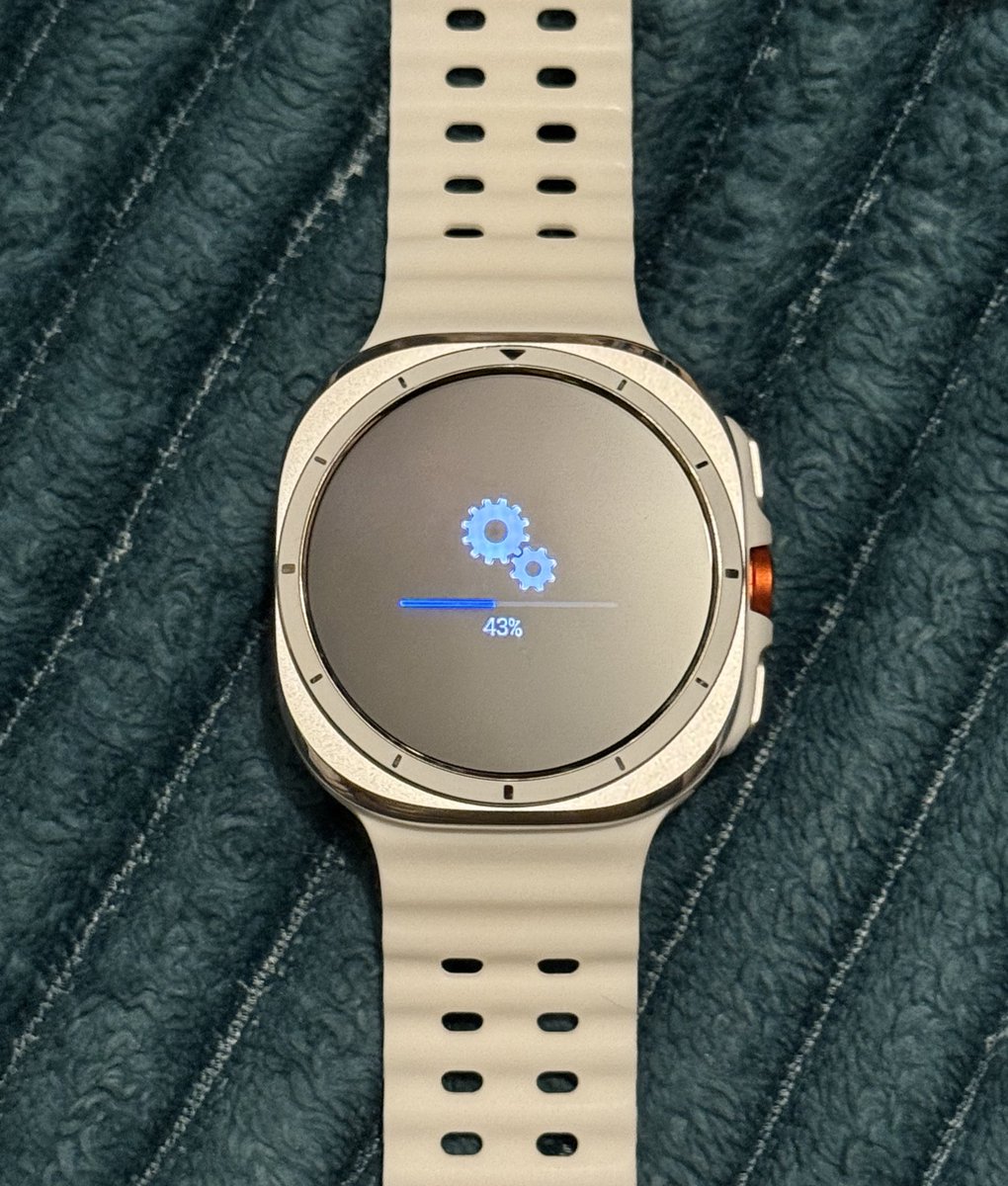 TheGalox_'s tweet image. A year later and the Galaxy Watch Ultra still looks amazing
Currently updating to One UI 8 Watch
