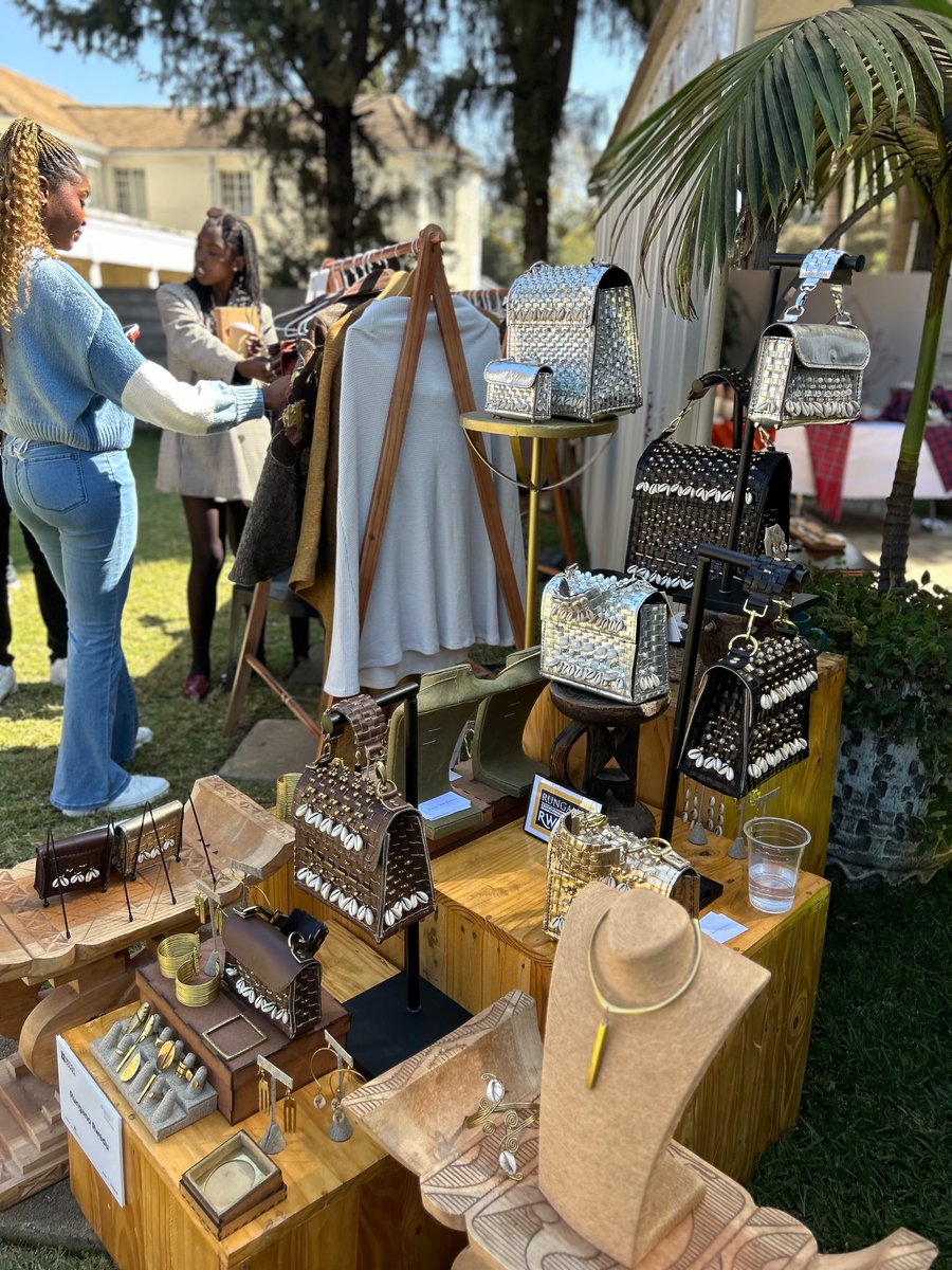 Creative DNA Mentorship Mixer &amp; Designer Pop-up Market Recap! Started with a panel ft. fashion &amp; business experts @audreychidawanyika, @zanatribequeen, @thecoachzw, &amp; <a href="/misslionhunter/">Musemo Handahu</a>. Attendees shopped from talented designers, grooving to a live set curated by @kingbillius!