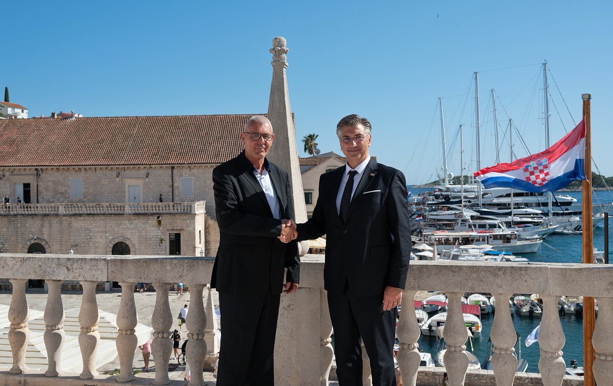 AndrejPlenkovic's tweet image. Zajedno s gradonačelnikom Šimom Ravlićem u Hvaru smo organizirali sastanak Vijeća za upravljanje razvojem turizma. Razmotrili smo i novi Zakon o otocima, kojim želimo dodatno podići kvalitetu života otočnog stanovništva. @VladaRH nastavit će podupirati realizaciju svih ključnih…