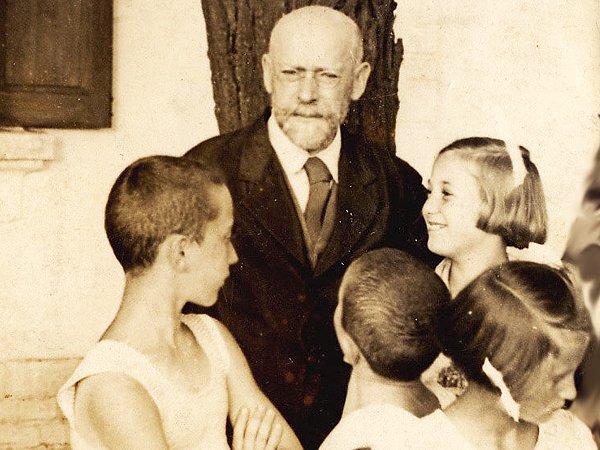 AnitaSchelde's tweet image. 147 rocznica urodzin Śp.Janusza Korczaka.
Żyda i Dumnego Polaka. Obrońcę dzieci.
Śp.Janusz Korczak do końca życia nosił w "Warschauer Ghetto" stary mundur oficera Polskiej Armii.
"Jestem DUMNY z bycia Polskim Oficerem i będę robił co chcę".
Wieczna Chwała Bohaterom ! #האמתמפולין