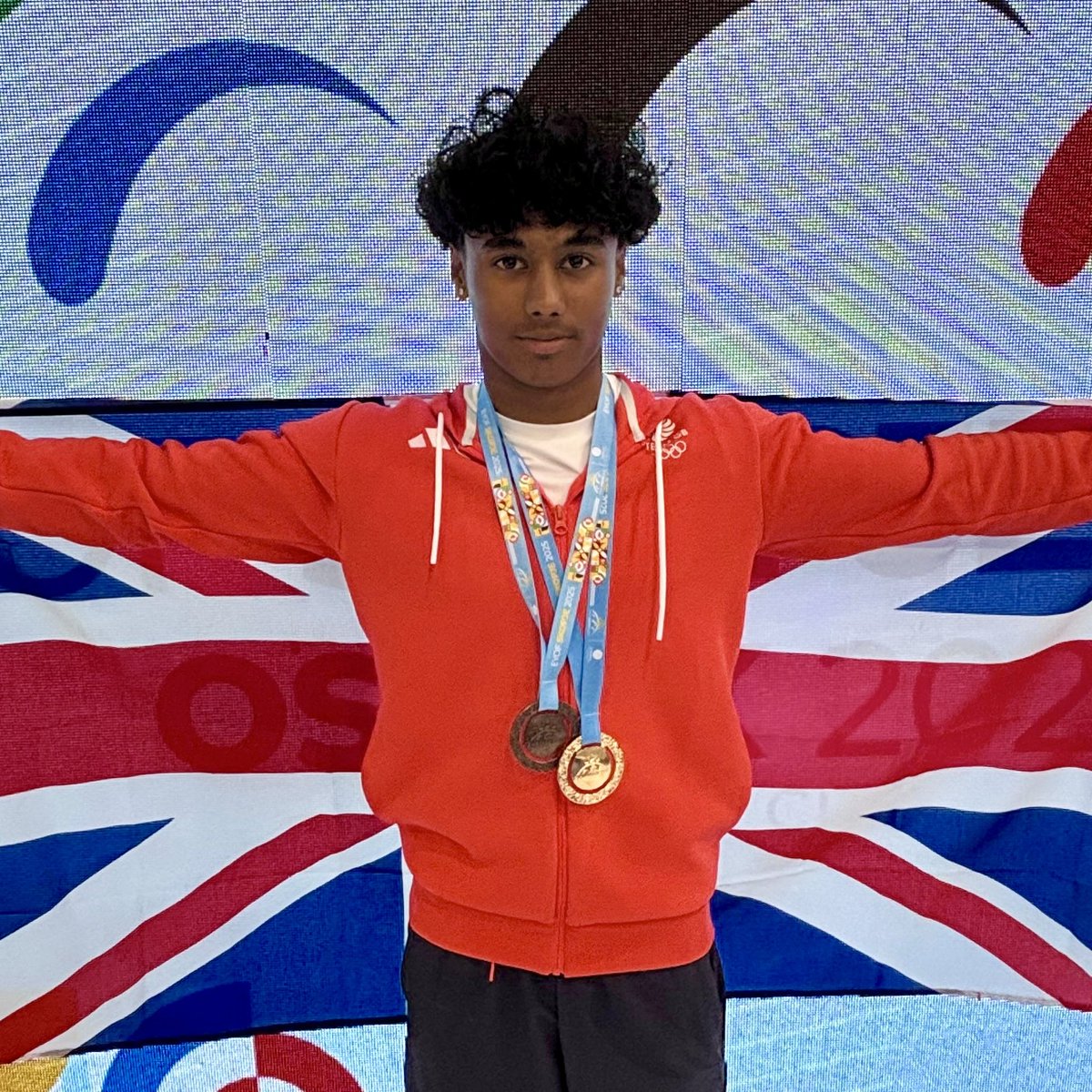 TeamGB's tweet image. They say all great things come in threes… 🏅🏅🥉
A flurry of superb performances from our gymnasts secure a gold medal in the team all-around with a score of 158.500.
Evan McPhillips and Uzair Chowdhury’s efforts were rewarded with a gold and bronze respectively in the…