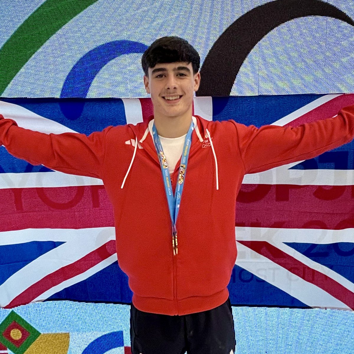 TeamGB's tweet image. They say all great things come in threes… 🏅🏅🥉
A flurry of superb performances from our gymnasts secure a gold medal in the team all-around with a score of 158.500.
Evan McPhillips and Uzair Chowdhury’s efforts were rewarded with a gold and bronze respectively in the…