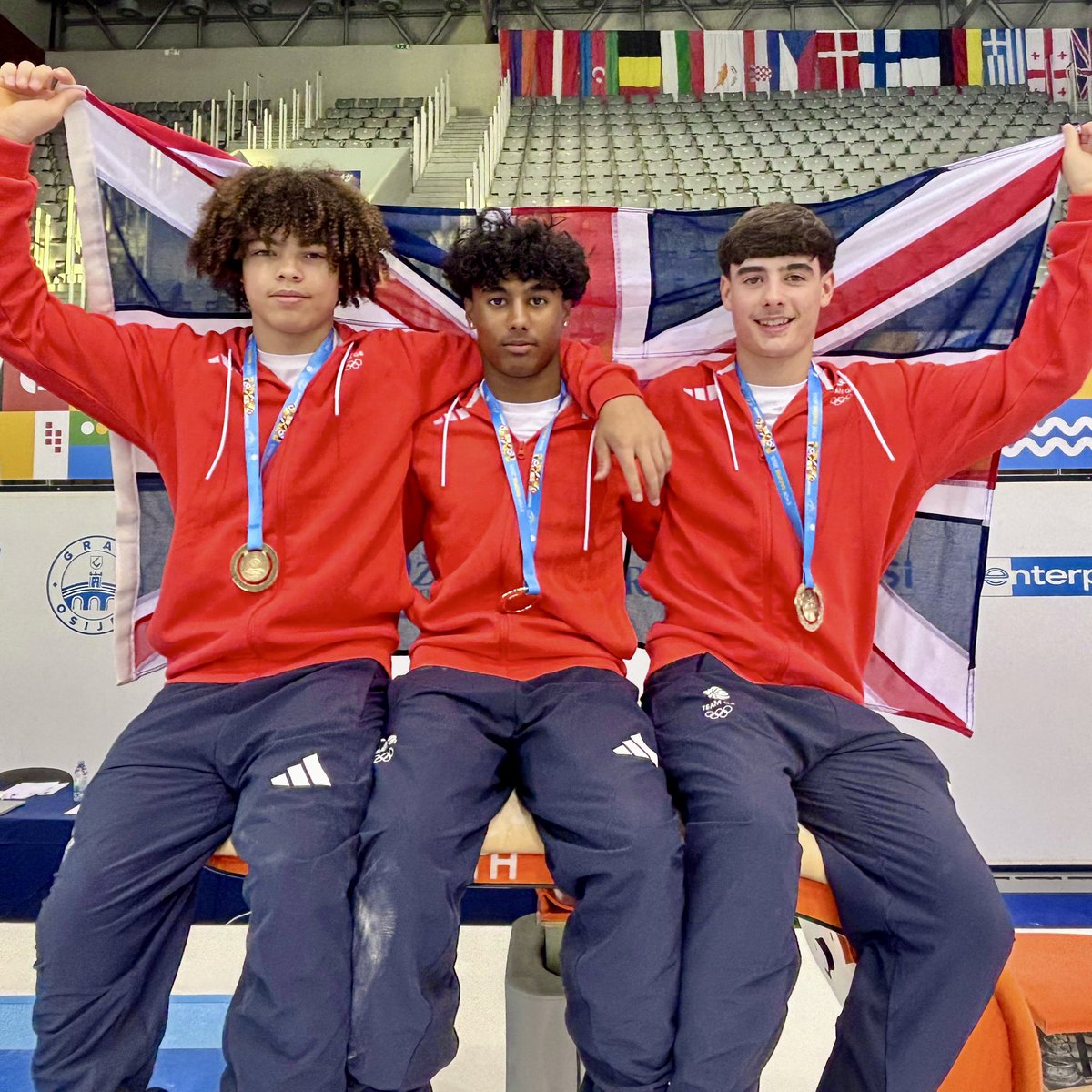 TeamGB's tweet image. They say all great things come in threes… 🏅🏅🥉
A flurry of superb performances from our gymnasts secure a gold medal in the team all-around with a score of 158.500.
Evan McPhillips and Uzair Chowdhury’s efforts were rewarded with a gold and bronze respectively in the…