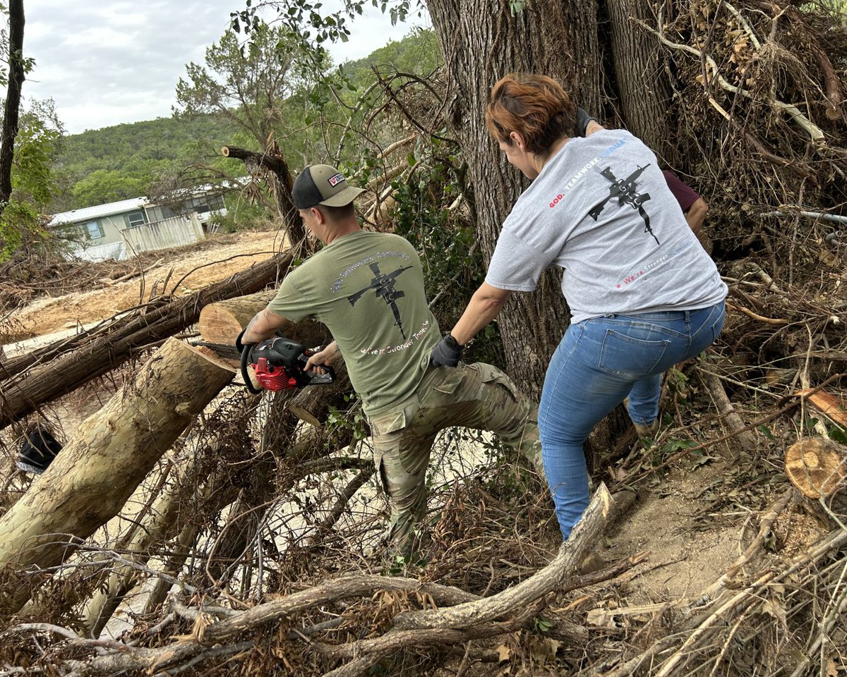 iiiarmoredcorps's tweet image. After historic flooding in Central Texas, 17 Soldiers from III Corps HSC, led by Britnia Weicht and 1st Sgt. Robert Weicht, volunteered to support recovery near Big Sandy Creek. Over two weekends, they cleared debris and aided impacted communities
@USArmy | @FORSCOM