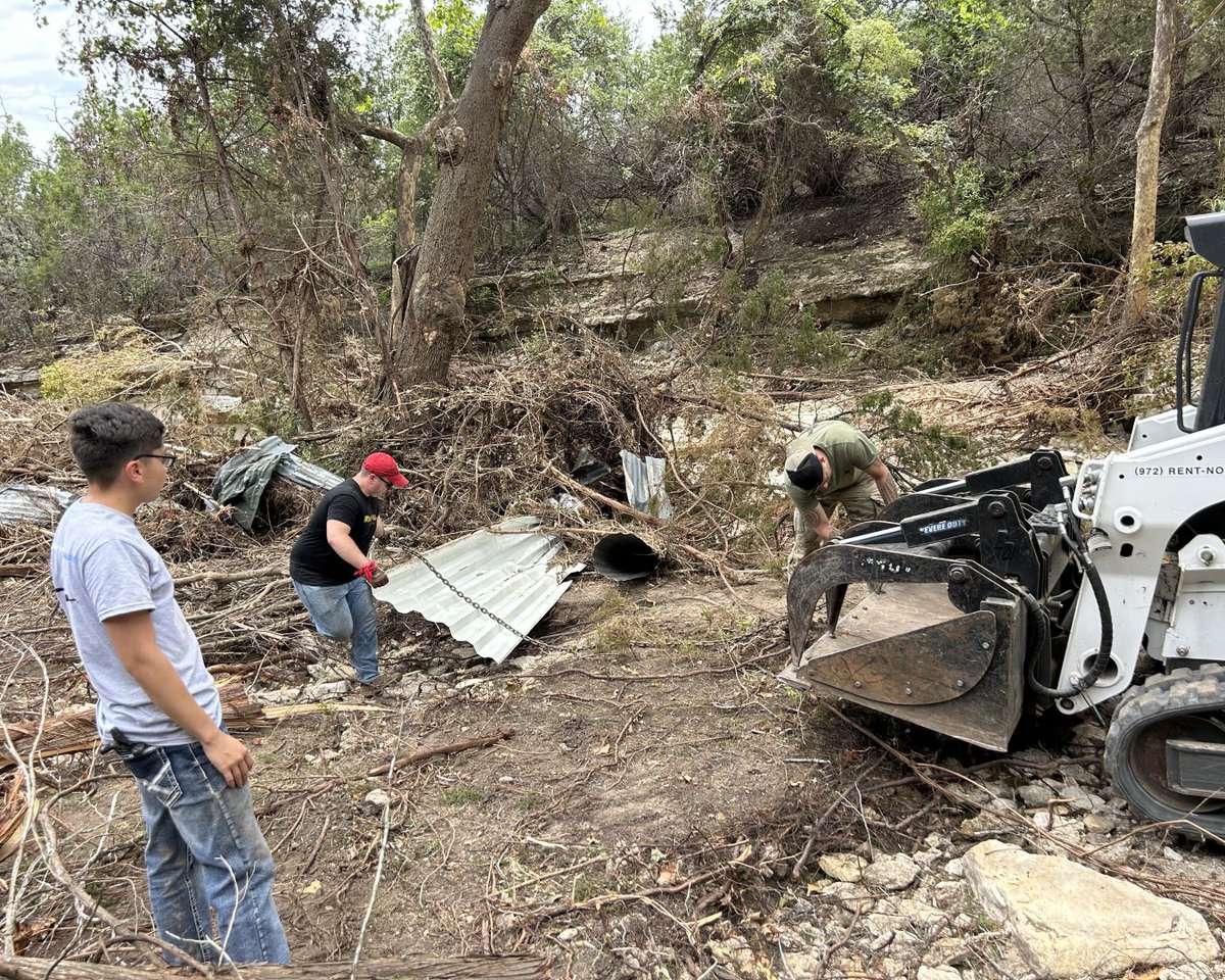 iiiarmoredcorps's tweet image. After historic flooding in Central Texas, 17 Soldiers from III Corps HSC, led by Britnia Weicht and 1st Sgt. Robert Weicht, volunteered to support recovery near Big Sandy Creek. Over two weekends, they cleared debris and aided impacted communities
@USArmy | @FORSCOM