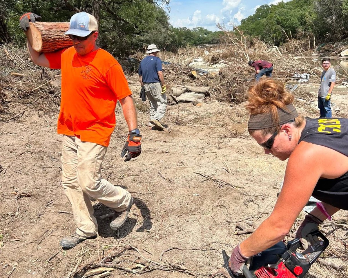 iiiarmoredcorps's tweet image. After historic flooding in Central Texas, 17 Soldiers from III Corps HSC, led by Britnia Weicht and 1st Sgt. Robert Weicht, volunteered to support recovery near Big Sandy Creek. Over two weekends, they cleared debris and aided impacted communities
@USArmy | @FORSCOM