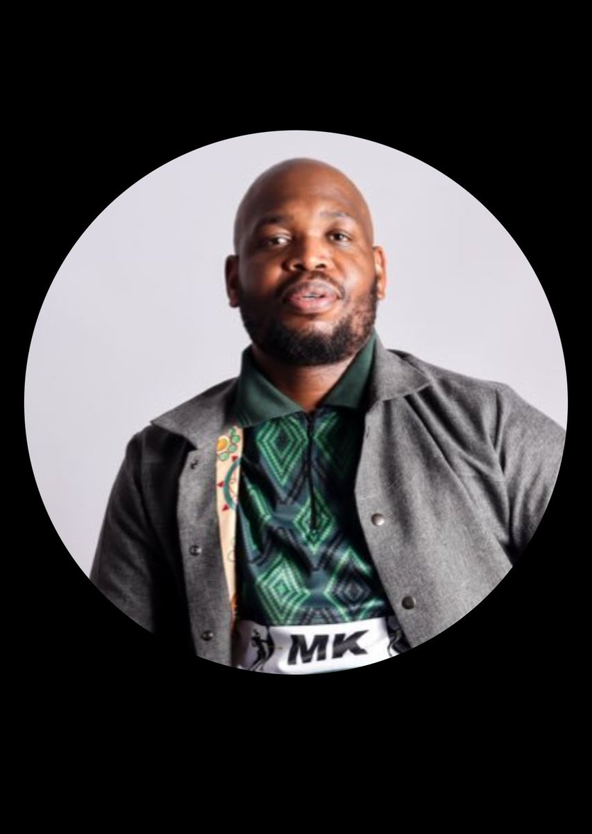 davemtshali1's tweet image. If you want to see a real politician, look no further! When we were busy screaming about Mary Phadi being cozy with Pres JZ, this man stood firm and said MP was no longer a member of MK. He went on to say the problem was not her but those who entertained her! Look how it ended 👊