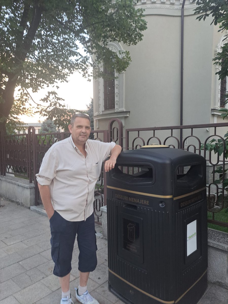 danieljyates's tweet image. Hey @bhlabour @BellaSankey I’ve been melting in the heat but I’ve not shrunk…. These massive bins are great and a big step up from our smaller seafront ones… (and it’s much cleaner here than last year with tiny tiny ones … )