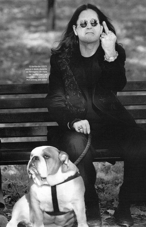 claudiashandi's tweet image. Adeus, John Michael Osbourne 🥺 // Ozzy 🖤
Principe das Trevas.
Padrinho do meu gatinho 🐱