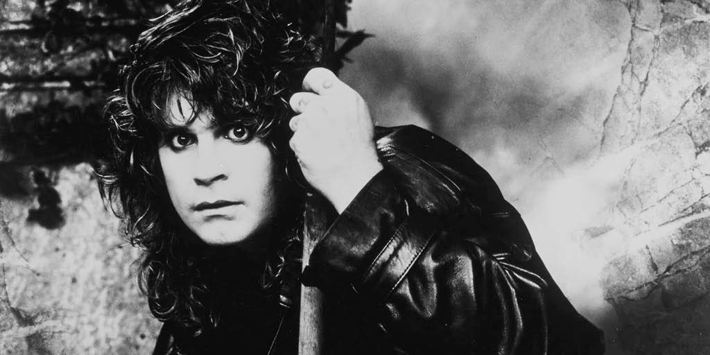 La mas oscura, brillante, genial y auténtica de las estrellas se nos va. Lo cambió todo dejando tras de sí un reguero de buena música, risas y mucho carisma. Descansa, Ozzy. Siempre serás eterno.