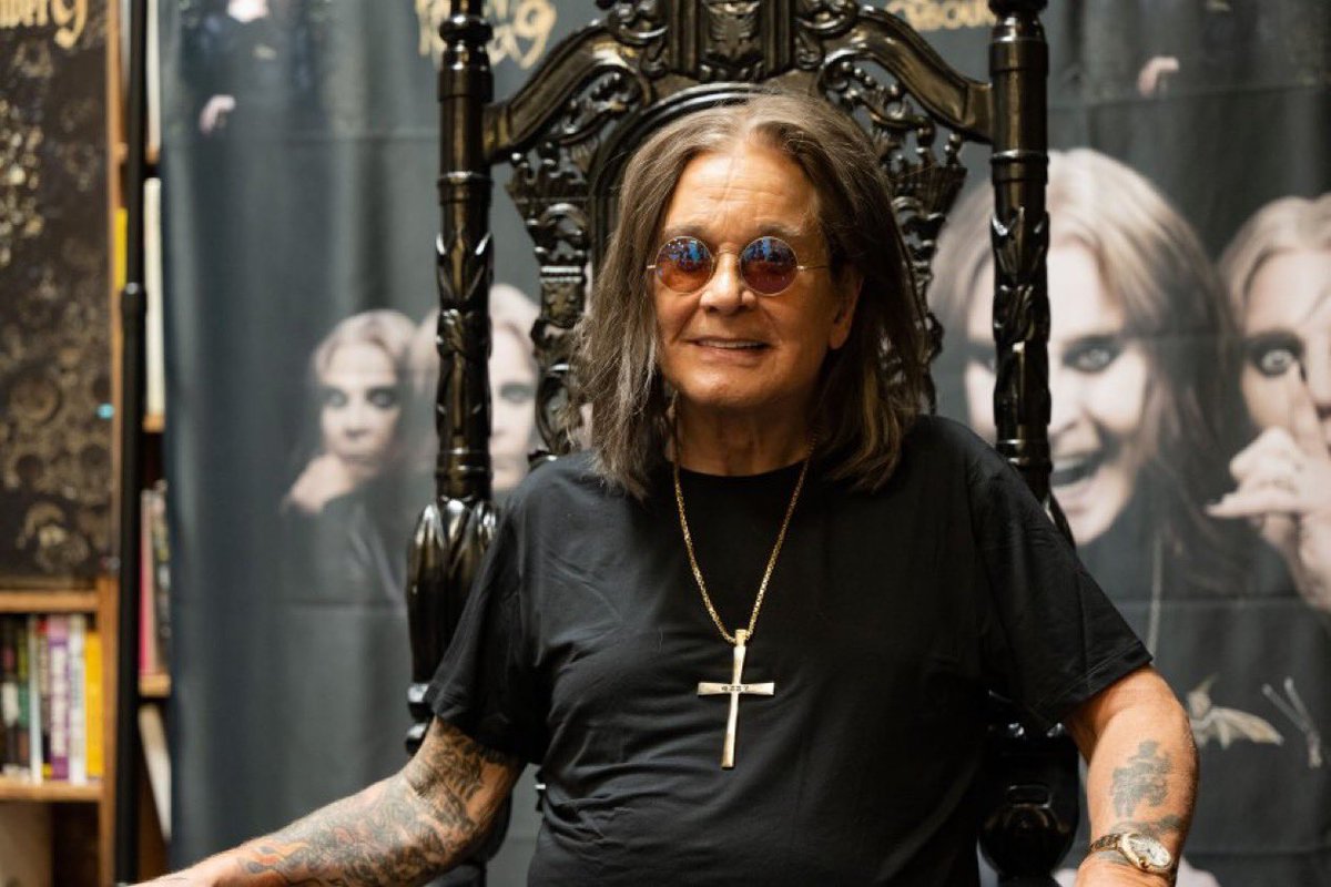 etkiIihaberr1's tweet image. Rock müziğin "karanlık prensi" Ozzy Osbourne, 76 yaşında hayatını kaybetti.