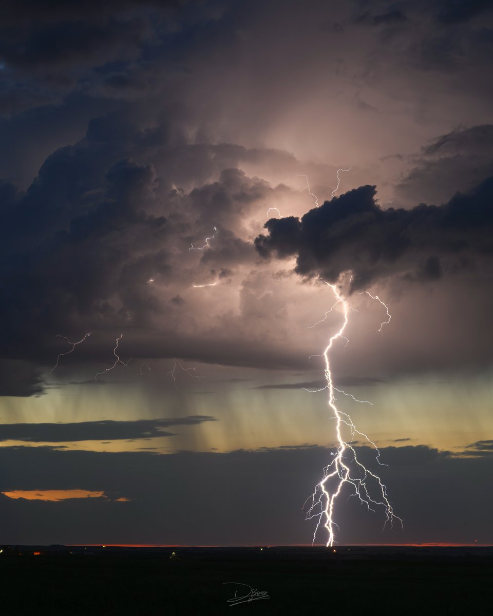 ColoradoWXNut's tweet image. Colorado Monsoon has been in full swing this week. Two days back to back of great bolts!
#cowx #Colorado #Monsoon2025 @NWSBoulder