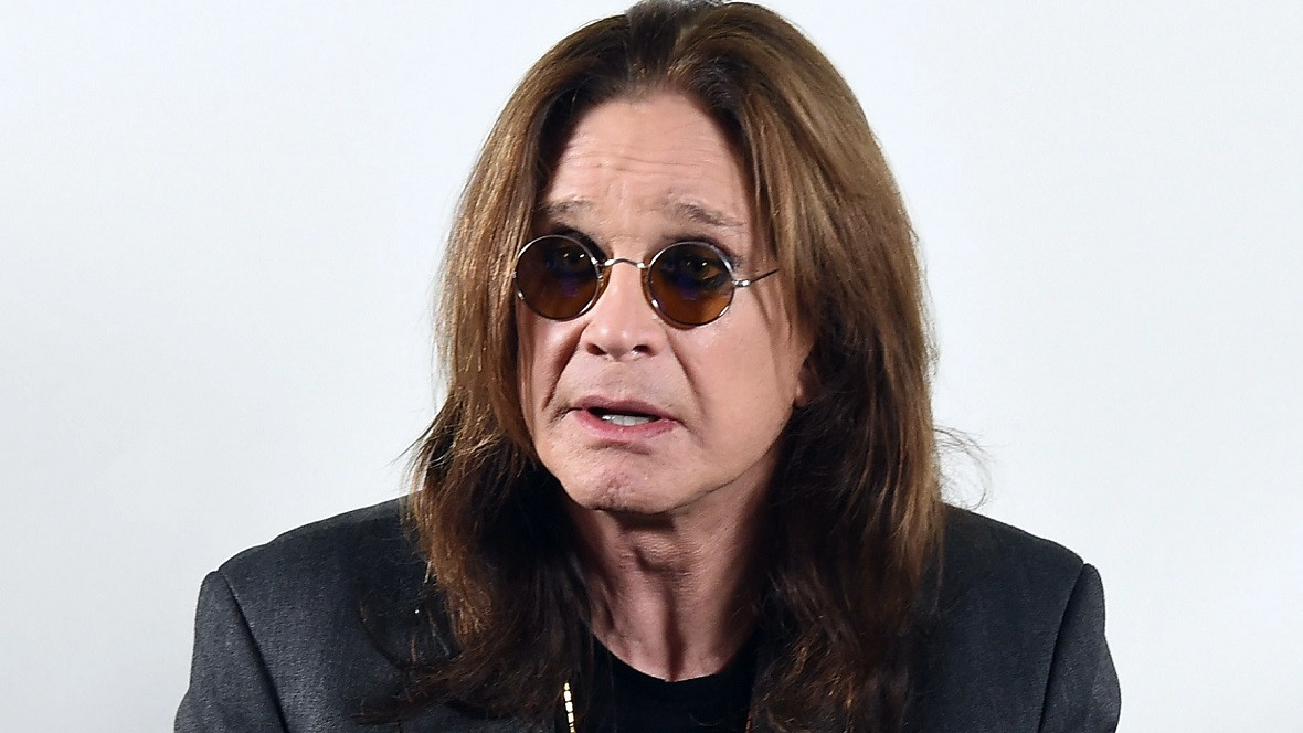 KtoUmarl's tweet image. Ozzy Osbourne (76) - 🇬🇧 muzyk, wokalista i autor tekstów, współzałożyciel i wieloletni członek zespołu Black Sabbath.