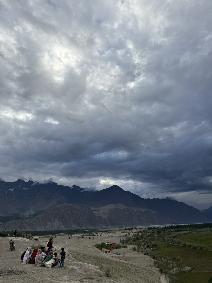 sebas_alvaro's tweet image. El monzón este año desatado en las montañas del Karakórum, las temperaturas extremas de calor, la inexistencia de nieve por debajo de 6000 metros y el río Indo convertido en un gigantesco lago. Algo se nos está escapando de control y no sabemos sus consecuencias. Buenas noches.
