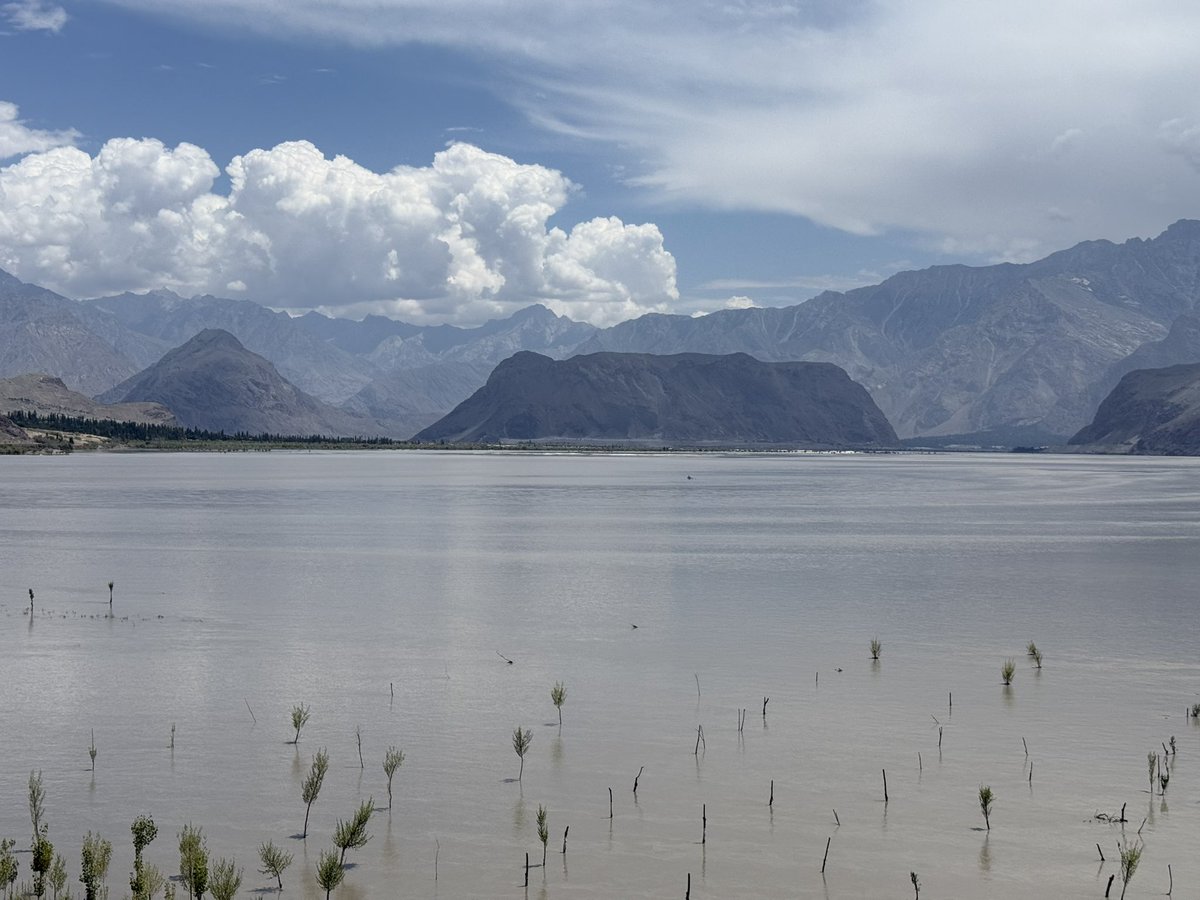 sebas_alvaro's tweet image. El monzón este año desatado en las montañas del Karakórum, las temperaturas extremas de calor, la inexistencia de nieve por debajo de 6000 metros y el río Indo convertido en un gigantesco lago. Algo se nos está escapando de control y no sabemos sus consecuencias. Buenas noches.