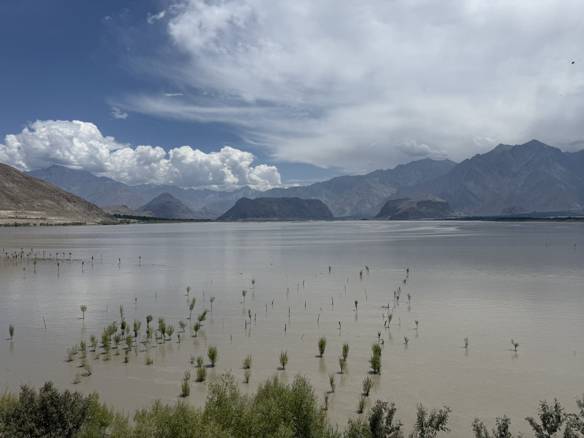 sebas_alvaro's tweet image. El monzón este año desatado en las montañas del Karakórum, las temperaturas extremas de calor, la inexistencia de nieve por debajo de 6000 metros y el río Indo convertido en un gigantesco lago. Algo se nos está escapando de control y no sabemos sus consecuencias. Buenas noches.