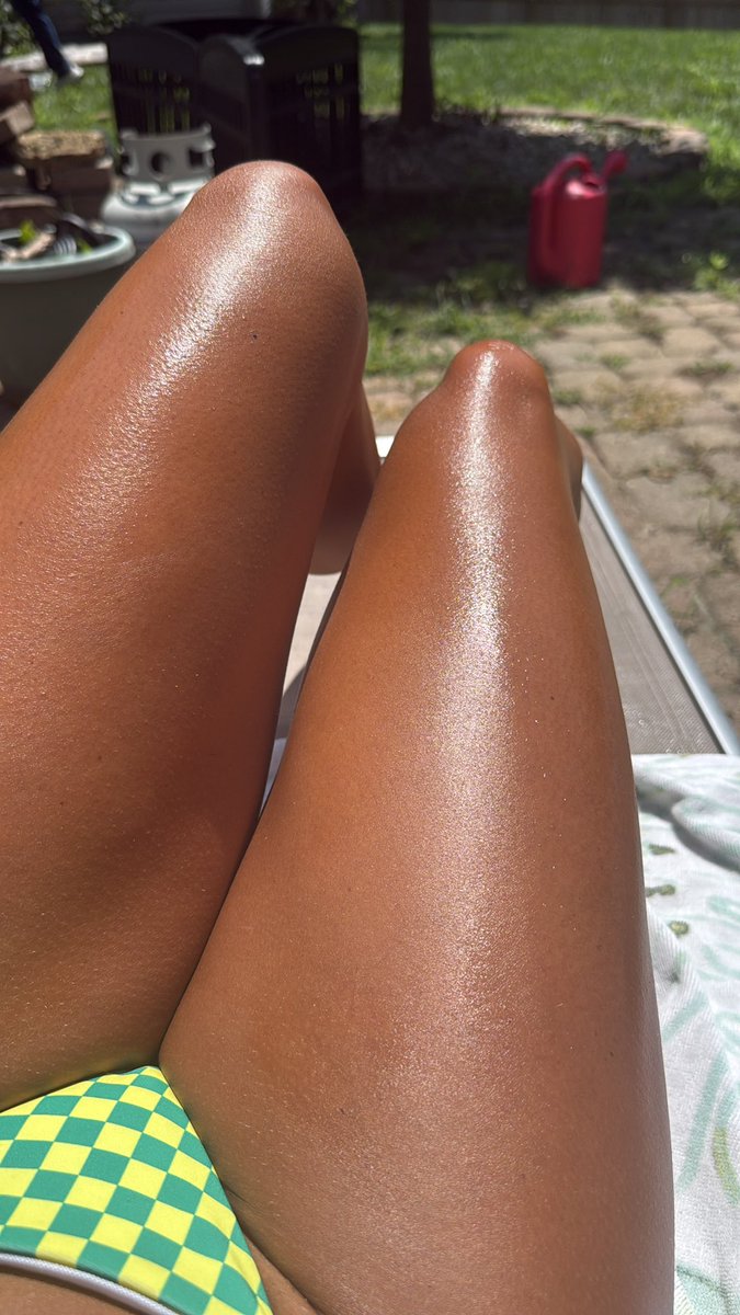 BronzeGoddess93's tweet photo. Doing what I do best… 

Becoming an even bronzer goddess https://t.co/ZoSrV7s5Z7