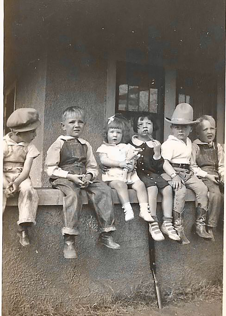 TracesofTexas's tweet image. Traces of Texas reader Toni Carter graciously sent in this bodacious photo of her father-in-law and a group of children in Abilene circa 1939. I'll give y'all ONE GUESS as to which child he is!
Thank you, Toni. TOO great!
