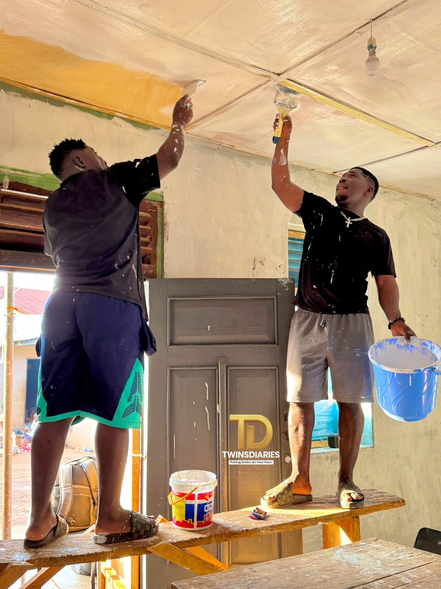 Twinsdiaries1's tweet image. W have taken it upon ourselves to paint the room for the Konongo Twins and their grandmother!!
The love for humanity!!