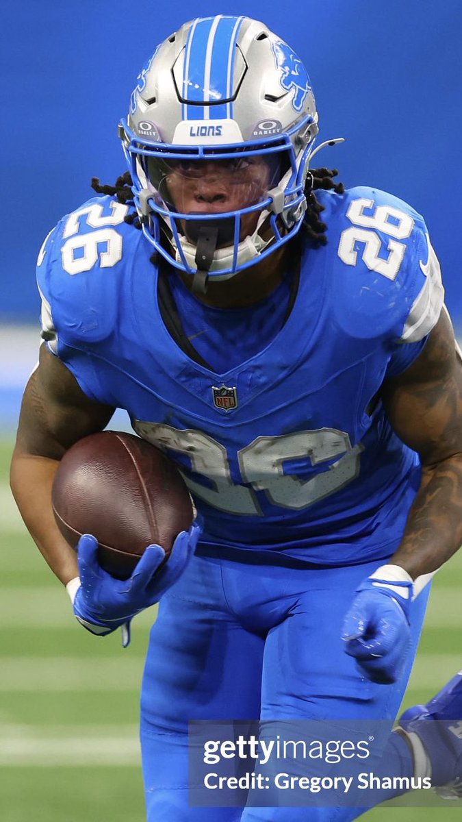 HelmetStalker's tweet image. Lions RB Jahmyr Gibbs is using a Schutt F7 Pro with an F7-ROPO-SW-NB-VC facemask and a SportStar Victory chinstrap; he used a Riddell SpeedFlex True with a CU-SF-2BD-SW-HP facemask and a Riddell hardcup chinstrap in 2025.