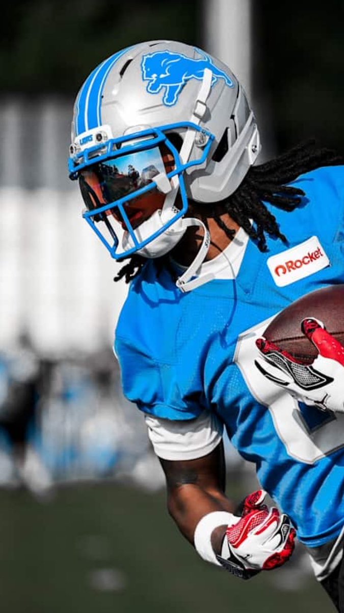 HelmetStalker's tweet image. Lions RB Jahmyr Gibbs is using a Schutt F7 Pro with an F7-ROPO-SW-NB-VC facemask and a SportStar Victory chinstrap; he used a Riddell SpeedFlex True with a CU-SF-2BD-SW-HP facemask and a Riddell hardcup chinstrap in 2025.