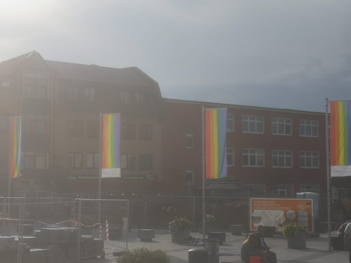 JulianAdrat's tweet image. Bernau Berlin.
Solange dieser Fetzen weht, wird unsere Heimat verraten.