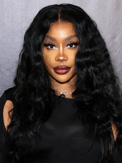 ririoncharts's tweet image. Rihanna was the 7th most streamed female artist on Global Spotify yesterday (21), surpassing Sza.