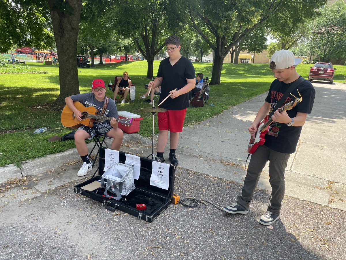 HorsleyScott's tweet image. The 3-16s, (left to right) Cullen, Finn, and Samuel serenade riders in Bancroft. Asked about their band’s name, they say, “Put a John in front of it.”