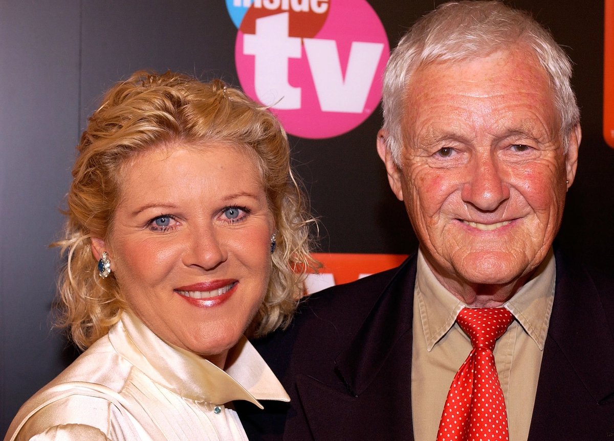 ClassicMovieHub's tweet image. Orson Bean and actress Alley Mills were married for 27 years, from 1993 until his death in 2020...
Fun Fact: Orson met Alley at a play reading hosted by her Wonder Years co-star Dan Lauria. Orson brought her flowers on their first date, wore a tie, and served meatloaf :)