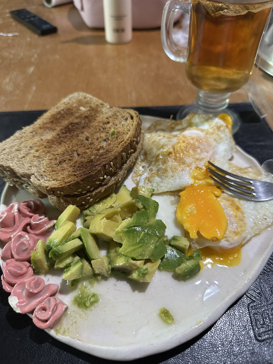 laparabellum_'s tweet image. mi cena: pan integral, 4 huevos y una palta, que lo lloren.
((me da paja cocinarme))