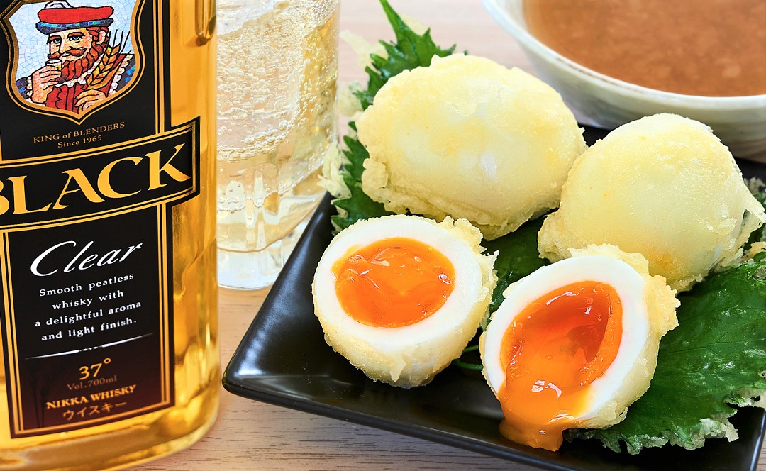nikka_jp's tweet image. 7月23日 #天ぷらの日 は、わしが大好きな
\とろとろ半熟卵の天ぷら/
サクサクの衣とぷるぷるの白身、とろっとあふれ出る卵黄が堪らんのう!揚げたてを天つゆにつけて、#ブラックニッカ クリアのハイボールといただくぞい!🌞夏は揚げ物とキンと冷えた一杯で決まりじゃろ!こりゃ、うんま~い!