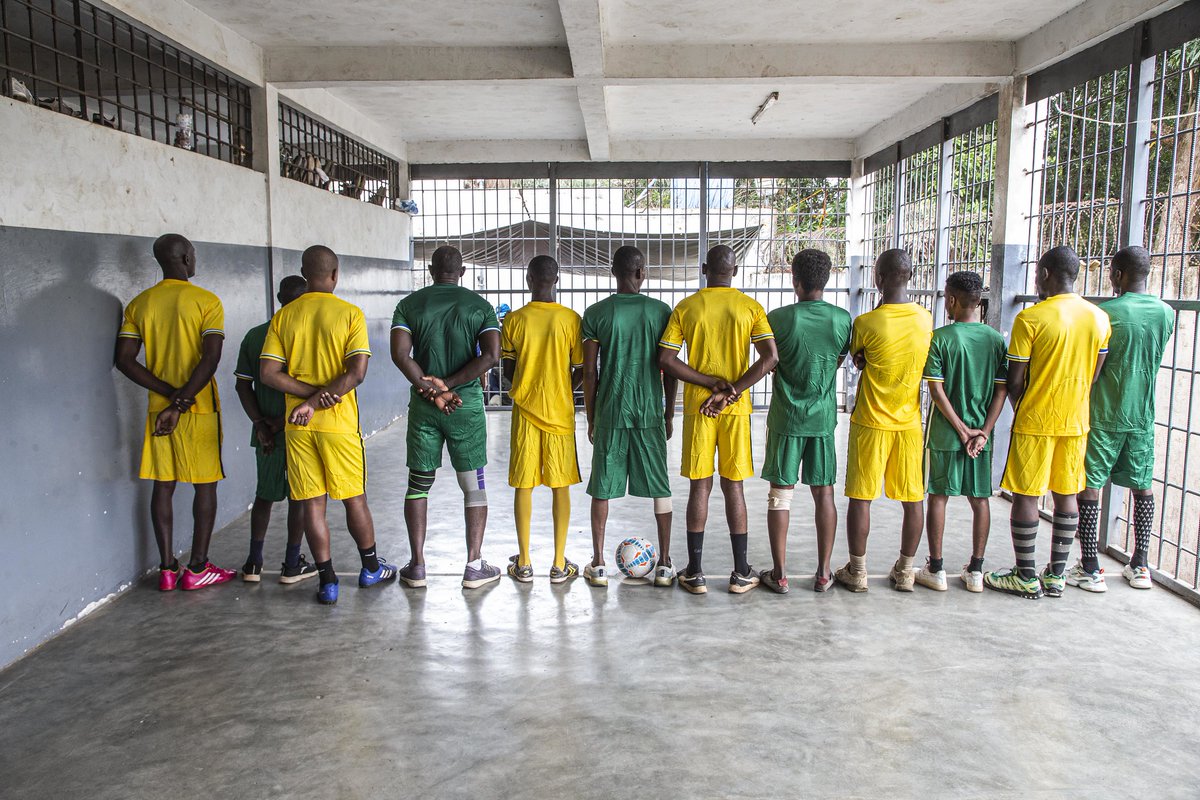 UNPeacekeeping's tweet image. For #MandelaDay2025, the prison administration & @UN_CAR held football and board game activities in prisons across #CAR 🇨🇫. These events support detainees' well-being and social reintegration. Learn more on the Nelson Mandela Rules ➡️ peacekeeping.un.org/en/behind-bars…
@UN_OROLSI